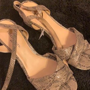 Crisscross woman shoes